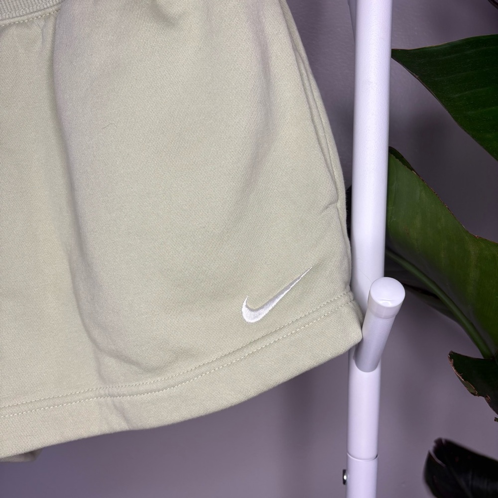 Nike Women's Sportswear Phoenix Fleece High Waisted Green Shorts Size Medium - Picture 3 of 7